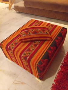 Appartement familial à 100 m de la mer في الحرحورة: سجادة على الأرض وعليها حقيبة يد