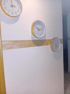 Appartement familial à 100 m de la mer في الحرحورة: ثلاث ساعات على جدار على جدار