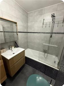 Ένα μπάνιο στο Soleil & serenité votre T2 au Cannet