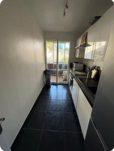 Η κουζίνα ή μικρή κουζίνα στο Soleil & serenité votre T2 au Cannet