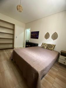 a bedroom with a large bed in a room at Casa Star - Vista para as Montanhas in Monte Sião +33 photos