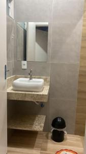 モンテシアンにあるCasa Starの洗面台と鏡のあるバスルーム