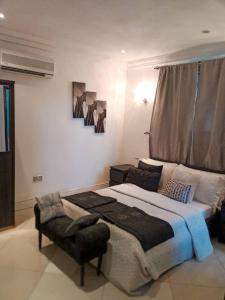 Ένα ή περισσότερα κρεβάτια σε δωμάτιο στο Etikette Homes