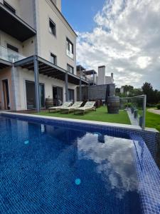 a swimming pool in front of a house at Casa dos sonhos em Vale do Lobo in Loulé