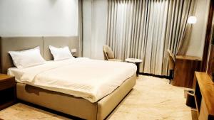 Sawarthia Sewa Sadan shahnewajpur manjha ayodhya في Jāmb: غرفة فندق بها سرير ونافذة