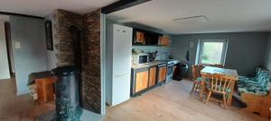 una cocina con mesa y una cocina con estufa en Spacious apartment close to skiing and nature !, en Rochesson