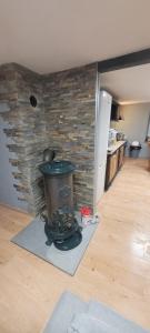 pared de ladrillo con estufa en la sala de estar en Spacious apartment close to skiing and nature !, en Rochesson