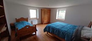 Un dormitorio con dos camas y dos ventanas. en Spacious apartment close to skiing and nature !, en Rochesson 11 fotos más