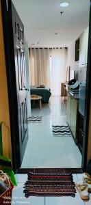 Кухня или мини-кухня в One Kaizer at Uptown
