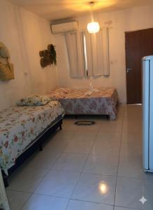 Ένα ή περισσότερα κρεβάτια σε δωμάτιο στο Vila das Conchas - Estalagem Econômica perto do Mar +21 φωτογραφίες