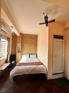 Ένα ή περισσότερα κρεβάτια σε δωμάτιο στο HOTEL OPERA Deluxe