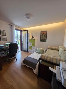a bedroom with a bed and a desk and a computer at Casa dos sonhos em Vale do Lobo in Loulé +34 photos