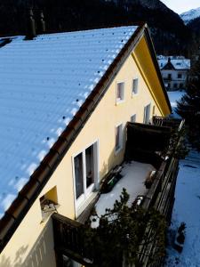 Una casa con nieve en el techo. en Chesa Principela - La Punt, en La Punt-Chamues-ch
