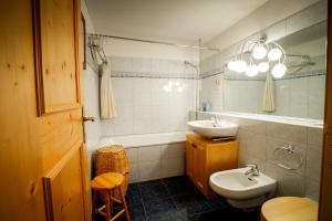 un baño con lavabo e inodoro en Chesa Principela - La Punt, en La Punt-Chamues-ch 22 fotos más