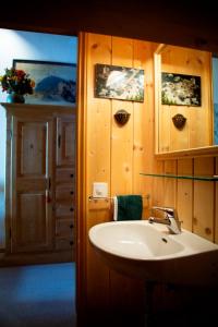Un baño con un lavabo blanco en una habitación. en Chesa Principela - La Punt, en La Punt-Chamues-ch