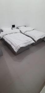 Giường trong phòng chung tại Saran Homestay