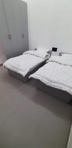 Saran Homestay في آغْرا: وجود سريرين في غرفة