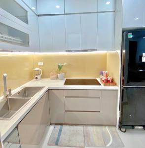 Η κουζίνα ή μικρή κουζίνα στο Hiền Apartment