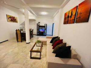a living room with a couch and a table at Eolie Loft in Colombo