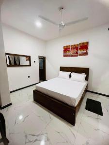 a bedroom with a large bed in a room at Eolie Loft in Colombo