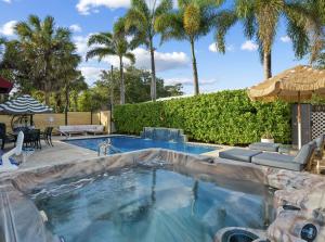 Bazén v ubytování Palms Retreat! Giant Heated Pool-HotTub-FirePit-5Min2Beach-Pets-EV Chgr nebo v jeho okolí