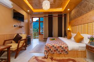 een slaapkamer met een bed, een tafel en een stoel bij Mary Chalet shanag manali near nehru kund 4 km from mall road in Rahla