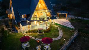 een luchtzicht op een huis met tafels en parasols bij Mary Chalet shanag manali near nehru kund 4 km from mall road in Rahla