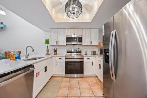 Una cocina o kitchenette en Beach Townhome Steps from Downtown Cocoa Beach