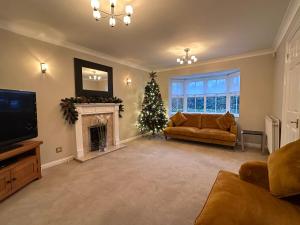 Et tv og/eller underholdning på Spacious 4 Bed Home near Elizabeth Line, perfect for Contractors, Families & Groups