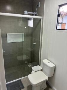 Ванная комната в Container moderno 30 metros da praia Beto carrero