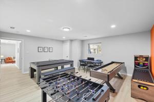 Η αίθουσα παιχνιδιών του 7BR 5BA w Pool Hot Tub Sport Court & Game Room