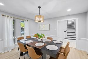 Φωτογραφία από το άλμπουμ του 7BR 5BA w Pool Hot Tub Sport Court & Game Room σε DeSoto