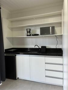 Кухня или мини-кухня в Container moderno 30 metros da praia Beto carrero
 +6 фотографий