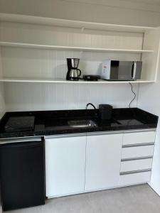 Кухня или мини-кухня в Container moderno 30 metros da praia Beto carrero
