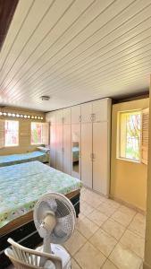 En eller flere senge i et værelse på Casa Brisa de Tamandaré