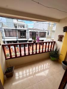 - Balcón con ventana grande en un edificio en Habitación privada con terraza, en Quimbaya