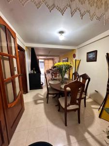 Un comedor con mesa y sillas en Habitación privada con terraza, en Quimbaya