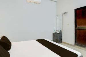 En eller flere senge i et værelse på Hotel O Highway 34 Hotel