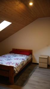 Ampio appartamento con travi a vista - Riviera في Osogna: غرفة نوم بها سرير في العلية +38 صورة