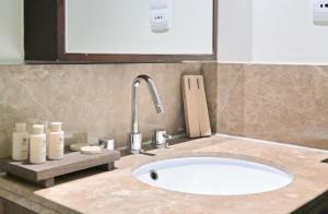 Koupelna v ubytování Modern Downtown Luxury 1BR, Walk to Burj Khalifa, Dubai Mall with Pool & Gym + 105 fotografií