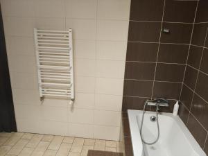 Noclegi Dys في Dys: حمام مع حوض استحمام وحامل مناشف +18 صورة