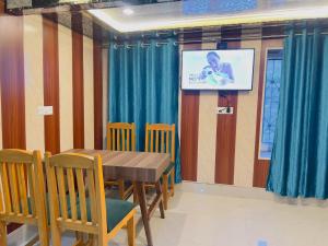 TV a/nebo společenská místnost v ubytování Mountain Majesty