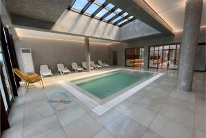 Bazén v ubytování Azure Infinity - Sea view, Pools & SPA - Over the Sea and Under the Sky nebo v jeho okolí