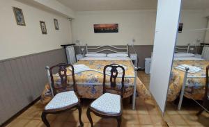 1 dormitorio con 2 camas y 2 sillas en Locazione Turistica LBS, San Giacomo , Spoleto, en San Giacomo