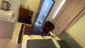 Una cocina o cocineta en Budget Friendly Studio Abu Dhabi For Single or Married Couple with Marriage Certificate