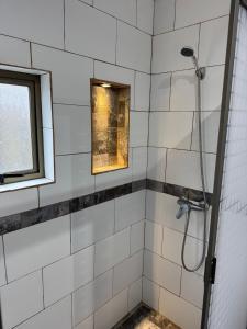 a bathroom with a shower with a window at Cabañas El Quincho de Putú in Constitución