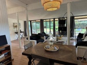 TV a/nebo společenská místnost v ubytování gite du Domaine des cigales