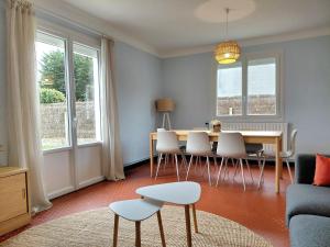 a living room with a table and chairs at Maison Dizavel in Le Croisic