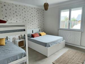a bedroom with two bunk beds and a wall with stars at Maison Dizavel in Le Croisic