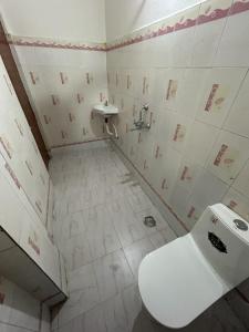 Et badeværelse på Tolichowki, 7Tombs-Golconda Fort Aashiana